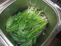 家常菜蒜蓉炒菠菜做法图解2)