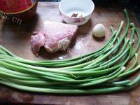 家常菜蒜苔炒肉做法图解1)