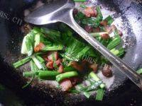 家常菜大蒜炒腊肉做法图解8)
