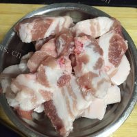 好吃的五花肉炖土豆做法图解1)