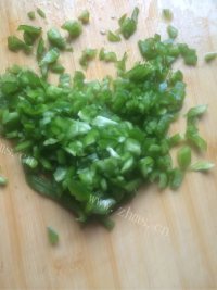自制青椒鸡蛋饼做法图解1)