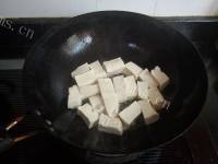 奶白色龙头鱼滚豆腐做法图解3)