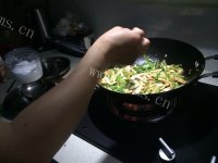 家常菜芹菜炒豆干做法图解6)