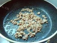 美味的肉末酸豆角粉条做法图解4)