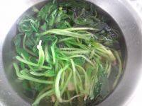 家常菜素炒菠菜做法图解3)
