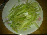 家常菜芹菜炒粉丝做法图解4)
