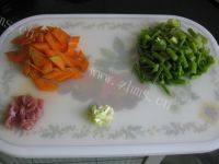 家常菜芹菜胡萝卜炒肉做法图解2)