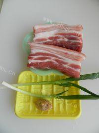自制广式脆皮烧肉做法图解1)