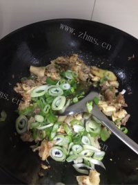 美味的孜然牛筋做法图解4)