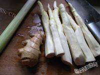 美美厨房之油焖茭白做法图解1)