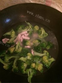 香气浓郁的西兰花炒肉做法图解3)