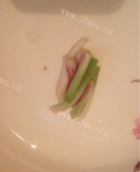 家常菜蒜苔炒肉片做法图解3)
