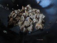 营养丰富的尖椒炒肥肠做法图解5)