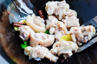脆嫩可口的腐乳猪手做法图解6)