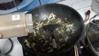 家常菜肉丝炒咸菜做法图解8)