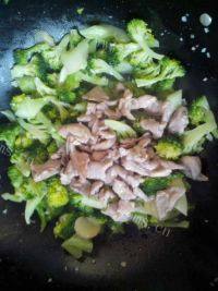 家常菜西兰花炒肉片做法图解7)