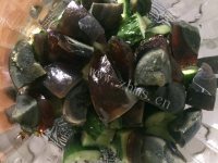 美味的皮蛋拌黄瓜做法图解2)