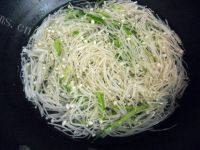 美美厨房之凉拌金针菇做法图解5)