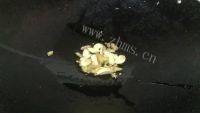 自制蒜苔炒香肠做法图解3)