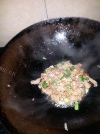 美美厨房之花菜炒肉做法图解3)