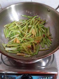 家常菜芹菜炒肉片做法图解6)