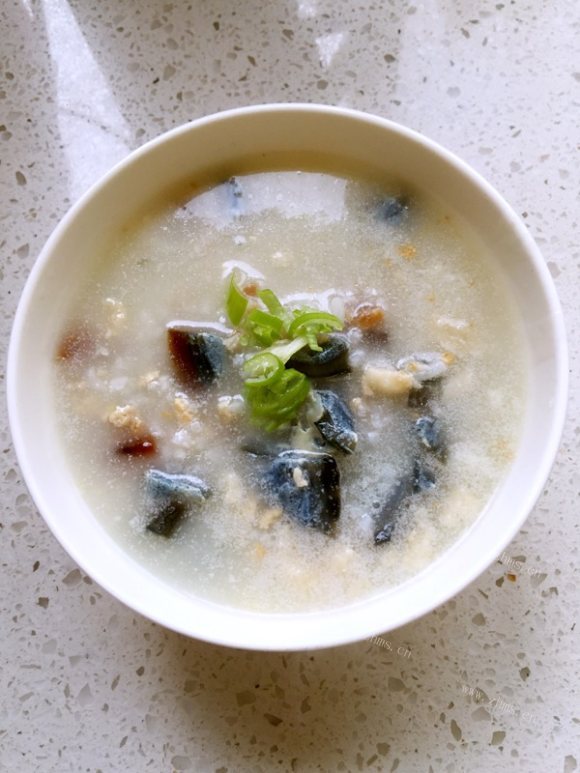 色香味俱全的皮蛋瘦肉粥