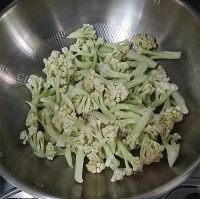 美味的虎皮蛋肉片炒花菜做法图解12)