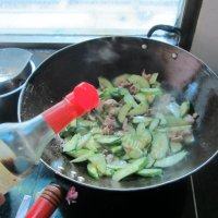 家常菜黄瓜炒瘦肉做法图解8)