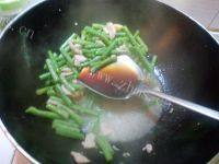 家常菜豆角炒鸡肉做法图解8)
