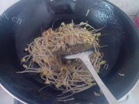 美味的豆芽炒河粉做法图解5)