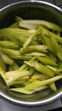 珍馐美味的芹菜炒鸡蛋做法图解2)