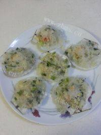 有趣的蒜蓉粉丝蒸扇贝