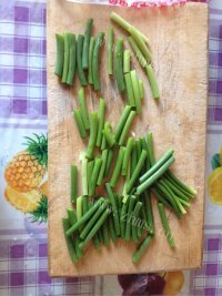 家常菜蒜薹炒肉做法图解1)