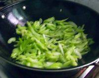 家常菜芹菜炒腊肉做法图解4)