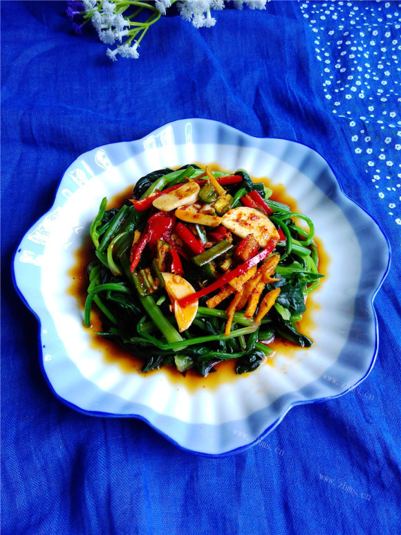 美味的凉拌菠菜