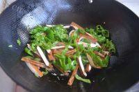 家常菜青椒炒豆干做法图解6)