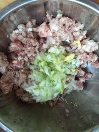 快手酸菜馅饼做法图解1)