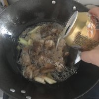 美味的啤酒排骨做法图解8)