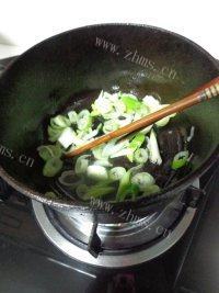 酸汤肥牛做法图解4)