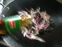 清炒洋葱木耳炒肉皮做法图解8)