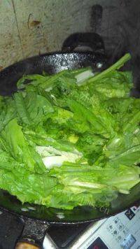 家常菜蒜炒油麦菜做法图解5)