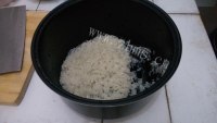 味道鲜美的土豆四季豆五花肉焖饭做法图解5)