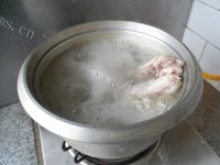 营养丰富的羊腿煲山药做法图解3)