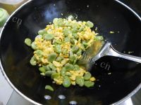 色香味俱全的蚕豆炒鸡蛋做法图解6)