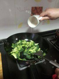 家常菜肉片西兰花做法图解6)