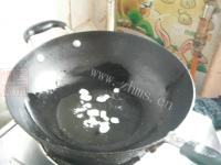 柔软的五花肉炖榛蘑做法图解4)