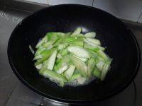 色味俱佳的炒丝瓜做法图解6)