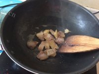 家常菜腊肉炒芥兰做法图解5)