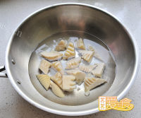 美味的春笋尖尖焖土鸡做法图解1)