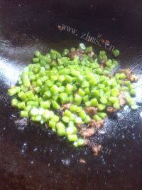 家庭版橄榄菜炒豆丁做法图解6)